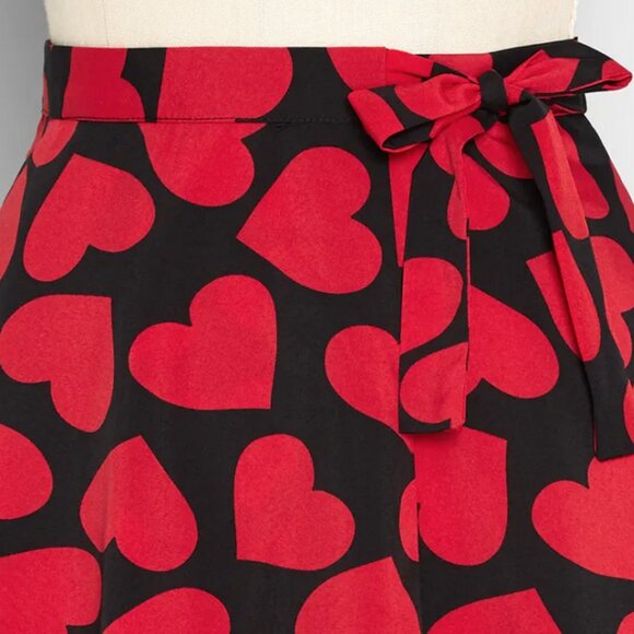 Modcloth Tumbling In Love Wrap Skirt Medium Valentine red Hearts on black - Picture 3 of 3